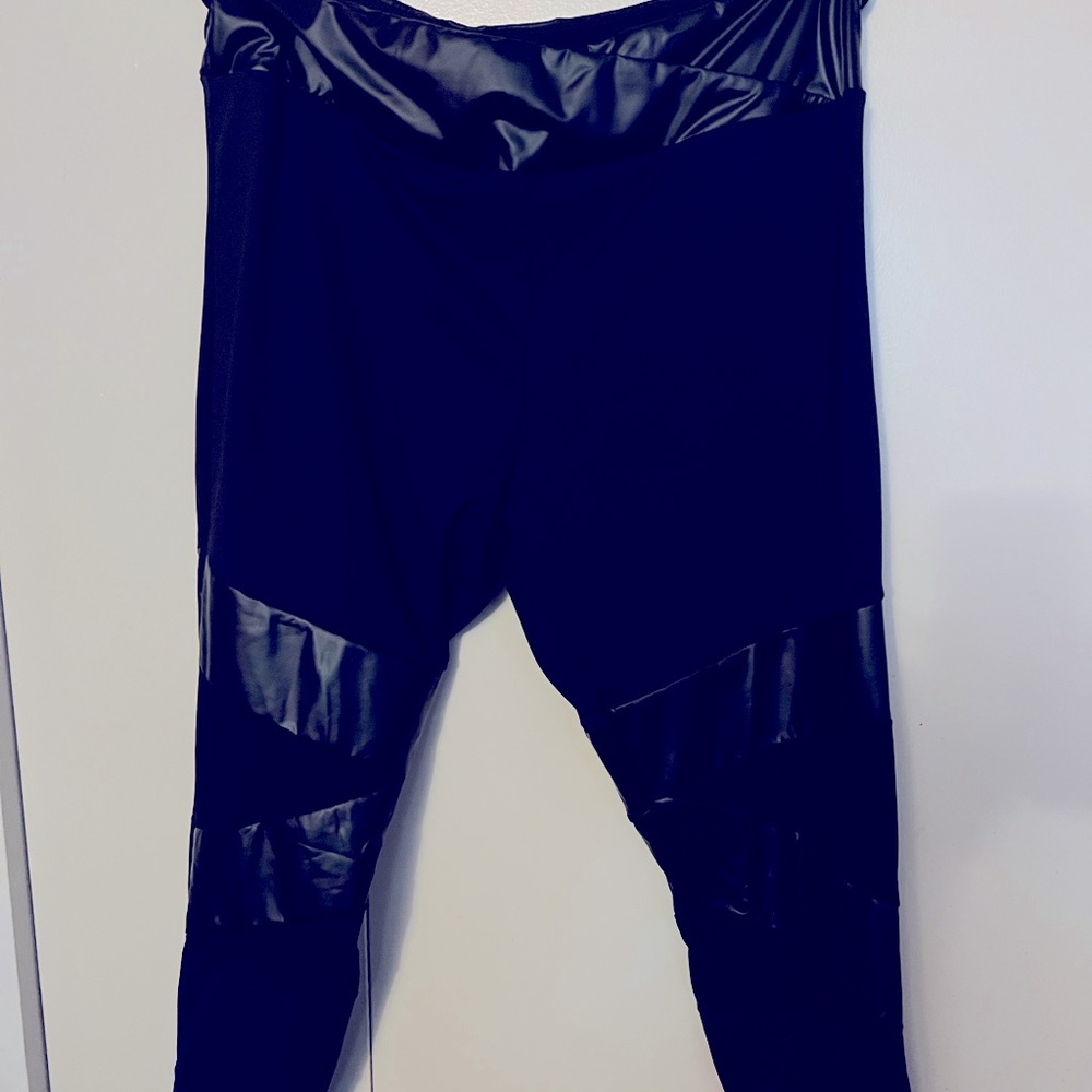 PLUS Mesh and PU Panel Solid Sports Leggings
